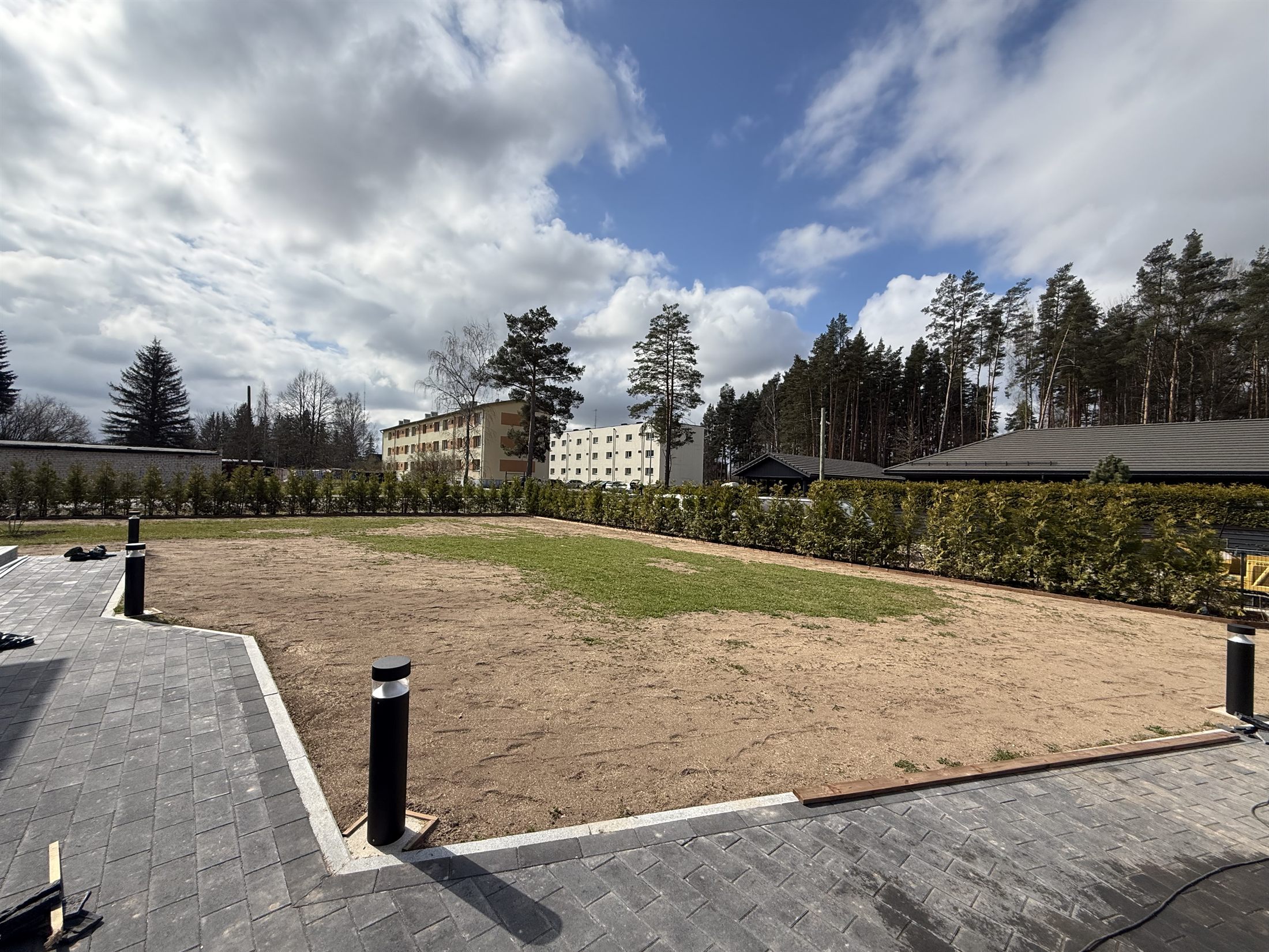 Aiaäär pärast haljastuse viimistlust