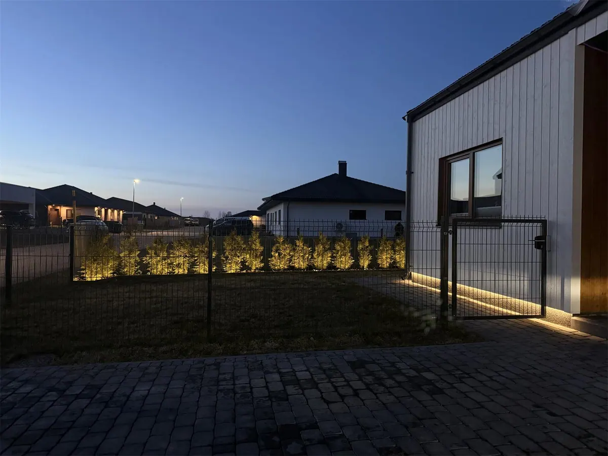 COB LED välisvalgustusega eramaja õueala
